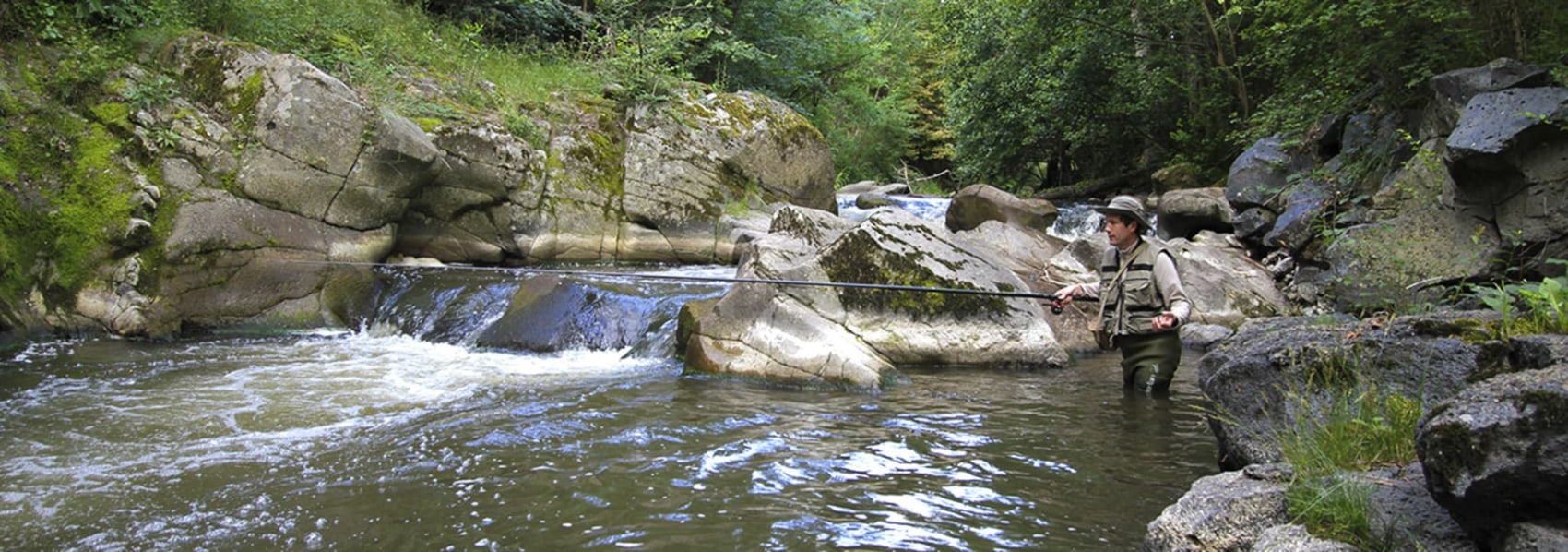 faire de la pêche en auvergne - le parc des fées la bourboule